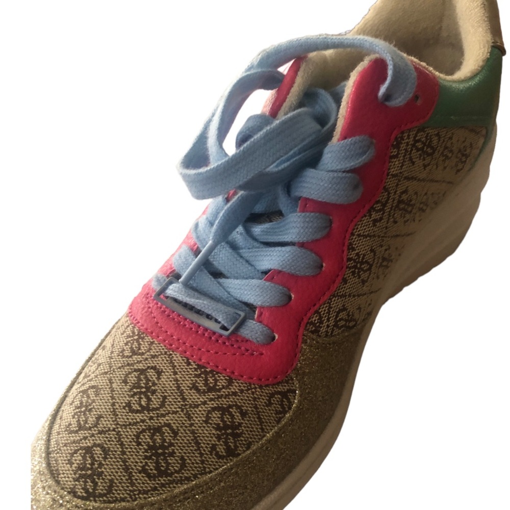 Guess tennis shoes, amazing design and colors.